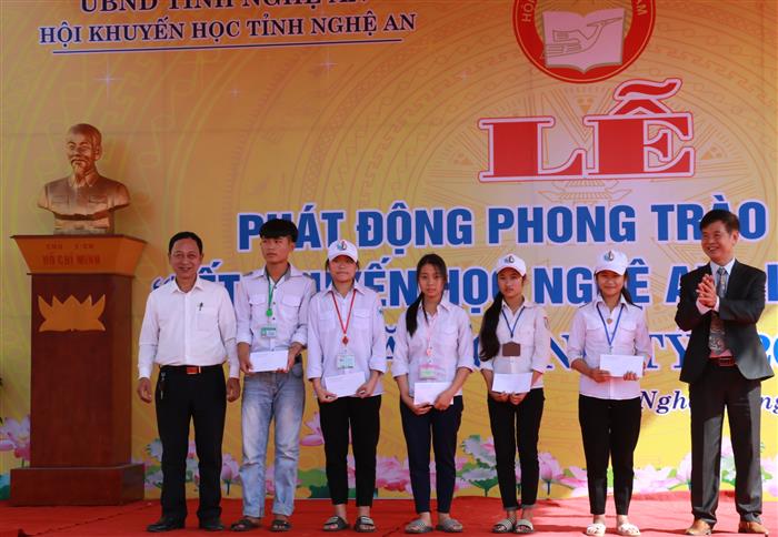 Hội Khuyến học tỉnh và UBND huyện Nghi Lộc trao các suất học bổng cho các em học sinh nghèo học giỏi tại Lễ phát động thi đua Tết khuyến học năm thứ 17 vừa qua