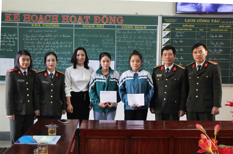 Trao hai suất quà cho em Nguyễn Thị Phương Thảo và Nguyễn Thị Thanh Huyền mồ côi cả cha lẫn mẹ phải ở với ông bà nội, ngoại