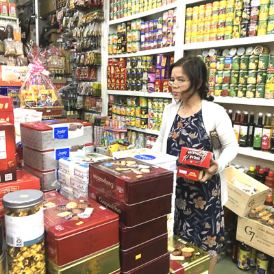 Khách chọn mua các loại bánh keo ngoại tại cửa hàng Linh Phương, số 86 Trần Hưng Đạo, TP. Vùng Tàu.