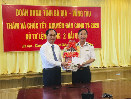 Ông Mai Ngọc Thuận, Ủy viên Ban Thường vụ Tỉnh ủy, Phó Chủ tịch HĐND tỉnh tặng quà Tiểu đoàn DK1 (Vùng 2 Hải quân).