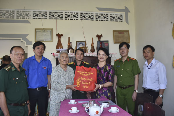 Bà Nguyễn Thị Hồng Nguyên, Phó Chủ tịch Thường trực Hội LHPN tỉnh thăm, tặng quà Mẹ VNAH Trần Thị Hiên (xã Tân Lâm, huyện Xuyên Mộc).