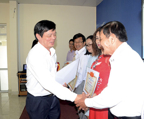Ông Nguyễn Ngọc Thương, Phó Chủ tịch Liên minh HTX tỉnh trao Giấy khen cho các tập thể đạt thành tích tốt trong công tác năm 2019.