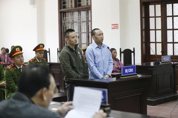 Hai bị cáo tại phiên toà xét xử.