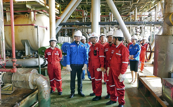 Đoàn công tác của Tỉnh ủy, HĐND, UBND, UBMTTQVN tỉnh thăm quan hệ thống vận hành xử lý tách dầu của giàn.