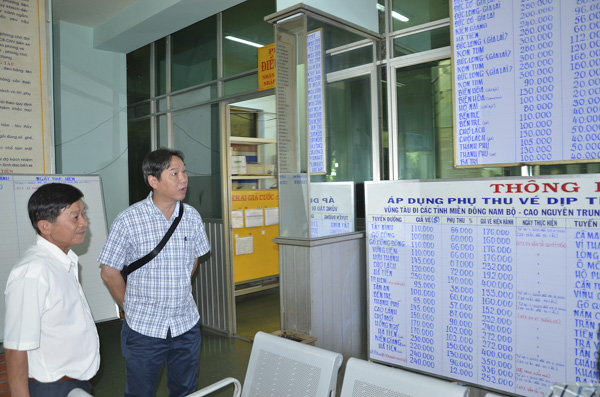 Ông Trần Quang Bình, Vụ trưởng Vụ Vận tải Tổng cục Đường bộ (bìa phải) kiểm tra việc niêm yết giá tại Bến xe Vũng Tàu. 