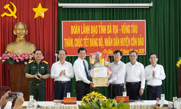 Ông Nguyễn Hồng Lĩnh, Ủy viên Trung ương Đảng, Bí thư Tỉnh ủy, Chủ tịch HĐND tỉnh trao tặng quà Tết đến lãnh đạo huyện Côn Đảo. Ảnh: MẠNH THẮNG
