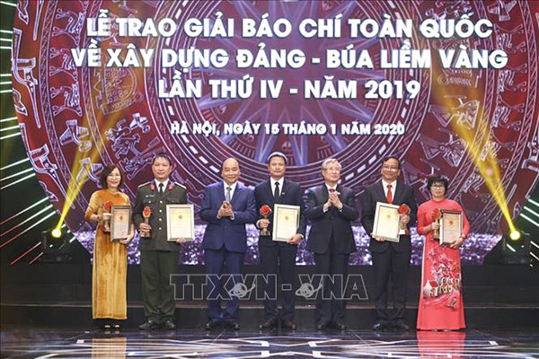 Thủ tướng Nguyễn Xuân Phúc và đồng chí Trần Quốc Vượng, Ủy viên Bộ Chính trị, Thường trực Ban Bí thư trao giải A cho tác giả và nhóm tác giả đoạt giải.