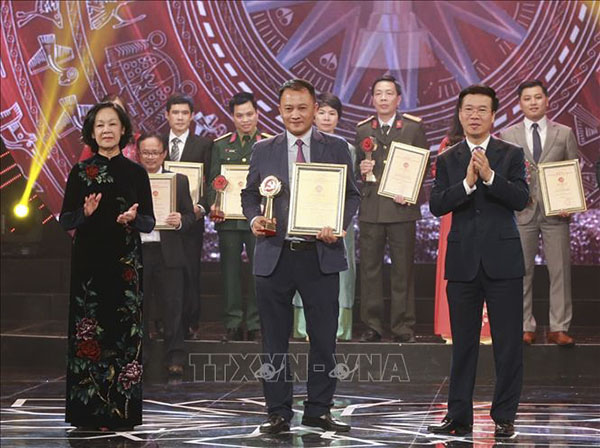 Trưởng Ban Tuyên giáo Trung ương Võ Văn Thưởng và Trưởng Ban Dân vận Trung ương Trương Thị Mai trao giải B cho các tác giả đoạt giải.