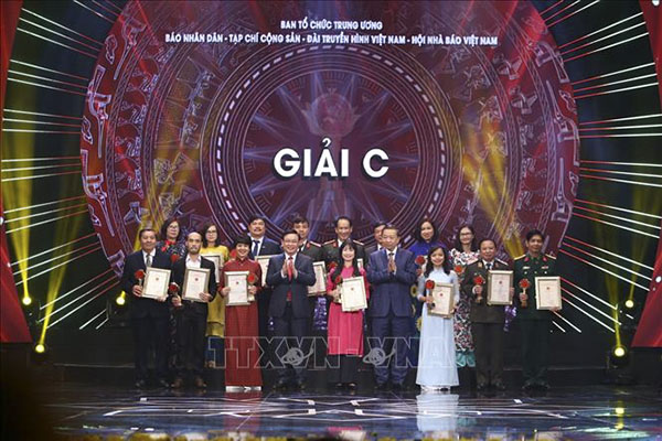 Phó Thủ tướng Vương Đình Huệ và Bộ trưởng Bộ Công an Tô Lâm trao giải C cho 15 tác giả đoạt giải. 