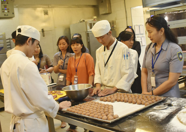 Đoàn kiểm tra khu vực chế biến thực phẩm tại bếp ăn KDL Hồ Tràm Strip.