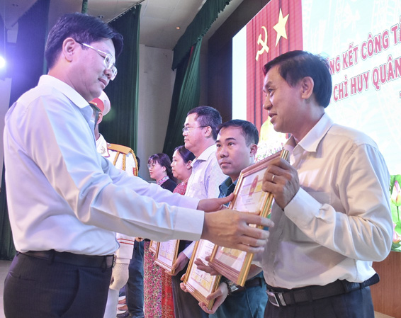 Ông Nguyễn Thanh Tịnh, Phó Chủ tịch UBND tỉnh tặng Bằng khen cho các tập thể, cá nhân có thành tích xuất sắc trong phong trào thi đua Quyết thắng năm 2019.