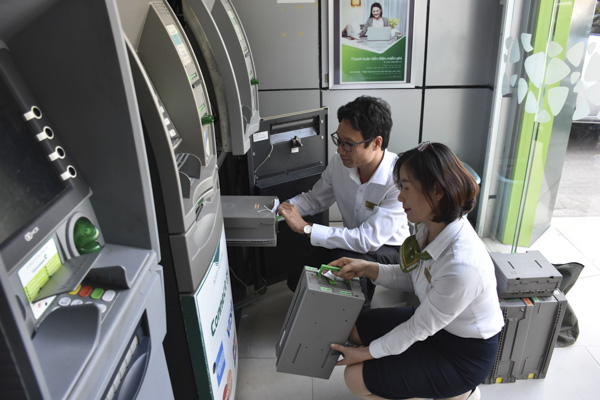 Nhân viên Vietcombank tiếp quỹ cho các trụ máy ATM.