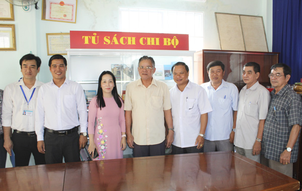 Đại diện Đảng ủy Văn phòng HĐND tỉnh bàn giao tủ sách cho Chi bộ khu phố Long Phượng (TT.Long Điền,  huyện Long Điền) tháng 11/2019.