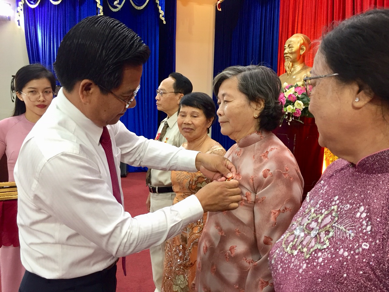 Ông Bùi Chí Thành, Ủy viên Dự khuyết Trung ương Đảng, Chủ tịch UBMTTQ Việt Nam tỉnh trao huy hiệu 60 năm tuổi Đảng cho các đảng viên ở huyện Châu Đức.