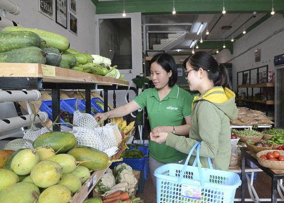 Người dân mua trái cây tại cửa hàng Vifarm, TP.Vũng Tàu.