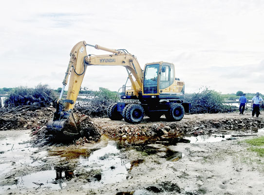 Lực lượng chức năng TP.Vũng Tàu ngăn chặn một trường hợp tự ý san lấp làm đường trái phép tại khu đất hẻm 97 Phước Thắng, phường 12, TP.Vũng Tàu trong năm 2019. Ảnh: SA HUỲNH