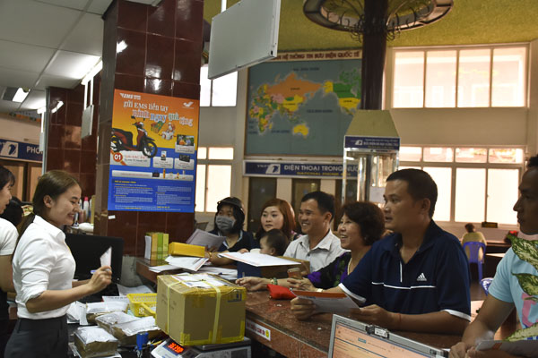 Gần Tết, khách hàng đến gửi bưu phẩm, bưu kiện tại Bưu điện tỉnh rất đông.