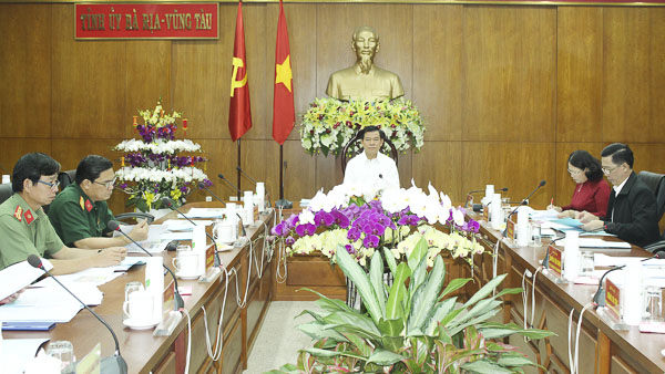 Ông Nguyễn Hồng Lĩnh, Ủy viên Trung ương Đảng, Bí thư Tỉnh ủy, Chủ tịch HĐND tỉnh chủ trì cuộc họp.