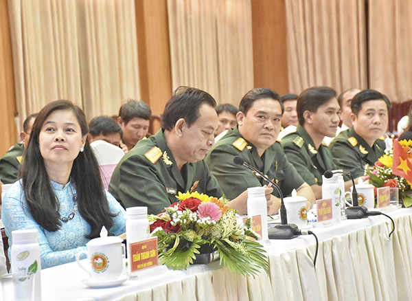 Đại tá Phạm Phú Ý (thứ 3 từ trái qua), Ủy viên Ban Thường vụ Tỉnh ủy, Chỉ huy trưởng Bộ CHQS tỉnh chủ trì hội nghị.