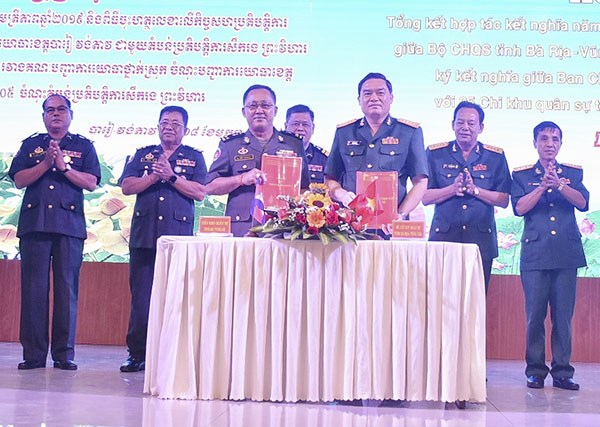 Đại diện Bộ CHQS tỉnh và Tiểu khu Quân sự Preah Vihear ký kết hợp tác kết nghĩa.
