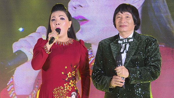 NSND Minh Vương và NSƯT Cẩm tiên biểu diễn tại chương trình nghệ thuật mừng Đảng - mừng Xuân huyện Đất Đỏ.