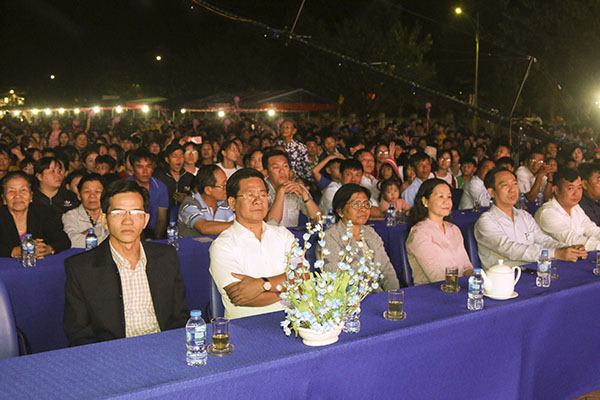anh thanh.JPGÔng Bùi Chí Thành, Ủy viên dự khuyết Trung ương Đảng, Chủ tịch UBMTTQVN tỉnh (thứ 2 từ trái qua) tham dự chương trình.