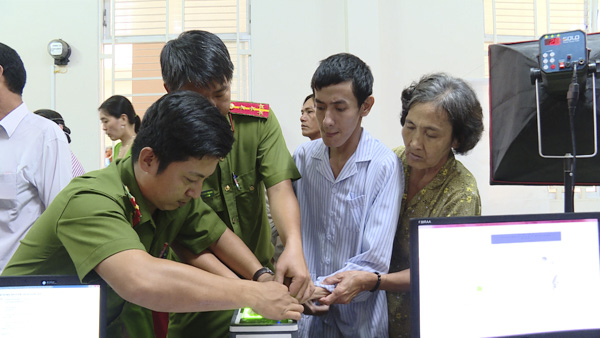 Cán bộ, chiến sĩ Phòng PC06 Công an tỉnh hỗ trợ người già, người tàn tật ở TT.Long Hải làm thủ tục cấp CCCD.