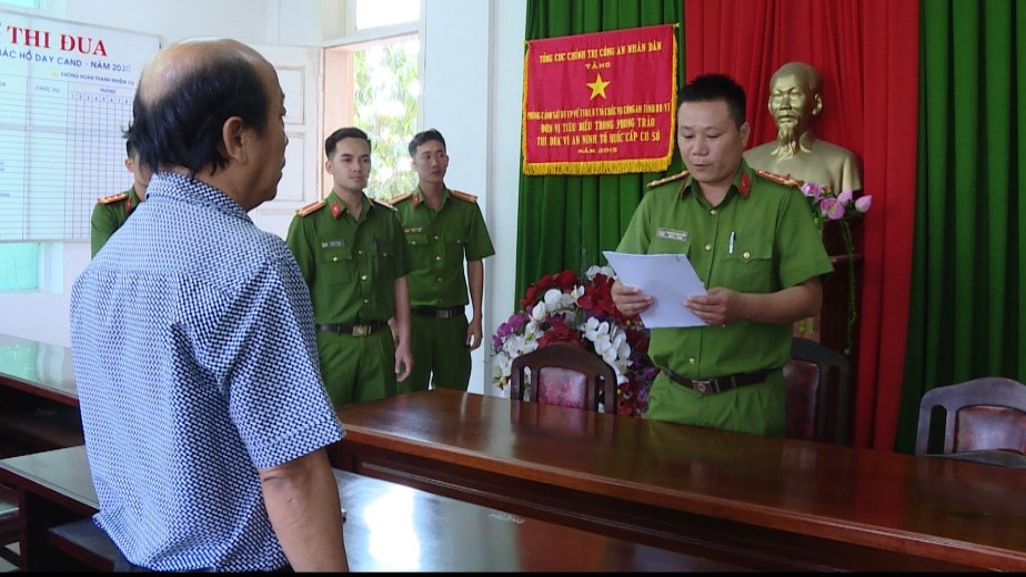 Cơ quan CSĐT Công an tỉnh tống đạt quyết định khởi tố bị can và thi hành lệnh bắt tạm giam ông Trần Tuấn Việt.
