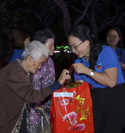 Bà Nguyễn Thị Thu Hương, Phó Chủ tịch UBND TP.Vũng Tàu trao quà Tết cho hộ nghèo.