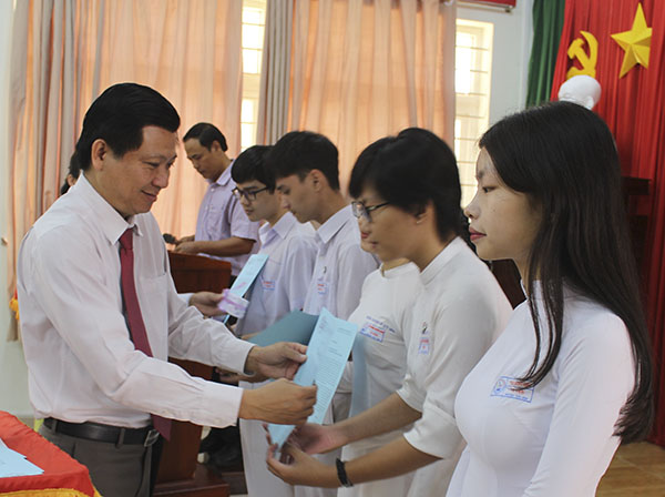 Thừa ủy quyền của Bí thư Tỉnh ủy Nguyễn Hồng Lĩnh, ông Trần Văn Tuấn, Phó Chủ tịch UBND tỉnh trao Thư khen của Bí thư Tỉnh ủy đến từng HS đoạt giải.