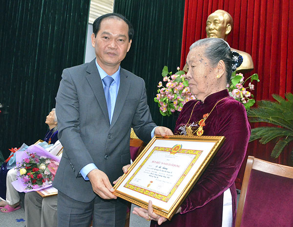 Ông Mai Ngọc Thuận, Ủy viên Ban Thường vụ Tỉnh ủy, Phó Chủ tịch HĐND tỉnh đến dự và trao Huy hiệu 70 năm tuổi Đảng cho bà Lê Thị Thương, đảng viên Chi bộ 12, Đảng bộ phường Thắng Nhất.