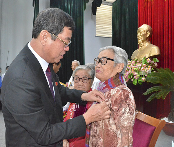 Ông Trần Đình Khoa, Ủy viên Ban Thường vụ Tỉnh ủy, Bí thư Thành ủy Vũng Tàu trao Huy hiệu 60 năm tuổi Đảng cho đảng viên.