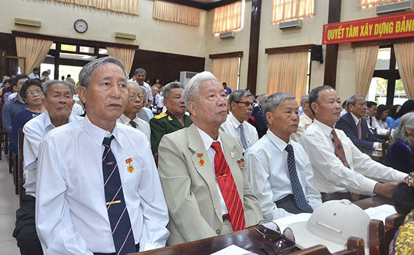 Các đảng viên tham dự Lễ kỷ niệm 90 năm Ngày thành lập Đảng Cộng sản Việt Nam do Thành ủy Vũng Tàu tổ chức.