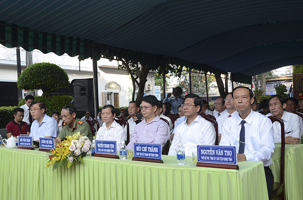 Ông Nguyễn Văn Thọ, Phó Bí thư Tỉnh ủy, Chủ tịch UBND tỉnh (bìa phải) cùng lãnh đạo tỉnh tham dự lễ giỗ lần thứ 68 AHLLVTND -Liệt sĩ Võ Thị Sáu.