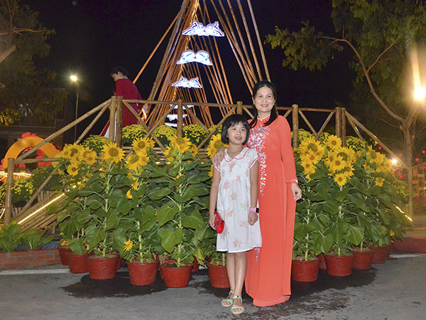 Chị Lê Thị Bích Liên (tổ 4, khu phố 4, phường Phước Hứng) cùng con gái Tuệ Hân chụp hình lưu niệm tại Đường hoa nghệ thuật.