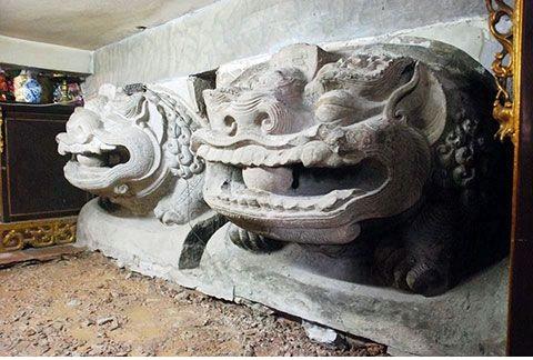 Tượng đôi sư tử đá đền - chùa Bà Tấm (Niên đại: Thế kỷ XII; hiện lưu giữ tại đền - chùa Bà Tấm, xã Dương Xá, huyện Gia Lâm, thành phố Hà Nội) được công nhận là bảo vật quốc gia