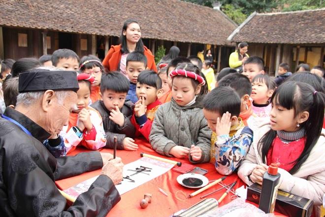 Thay vì coi trọng ăn Tết như xưa, người Việt hiện nay lại chuyển sang chơi Tết.