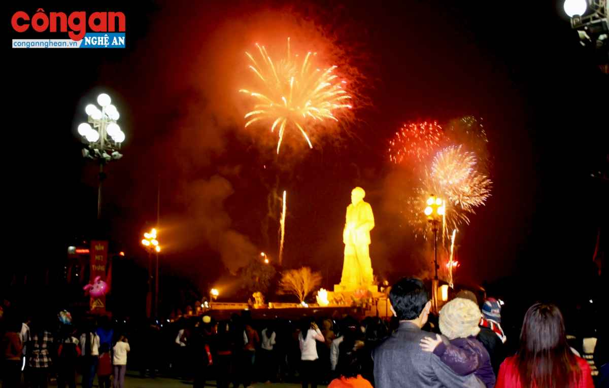 Quảng trường Hồ Chí Minh luôn là nơi tập trung đông người dân mỗi đêm giao thừa. Ảnh: Bình Minh