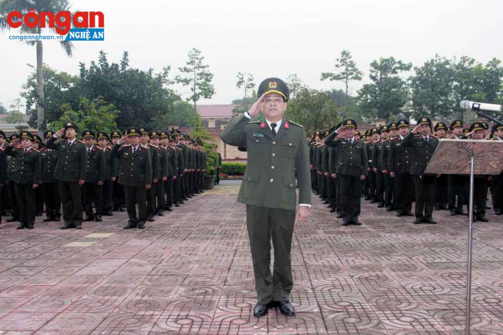 Lễ chào cờ tại Công an Nghệ An. Ảnh: Mai Hậu