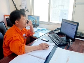 Anh Trần Tiến Vinh, Trực ban vận hành Điện lực TP. Vũng Tàu tiếp nhân thông tin về điện của khách hàng.