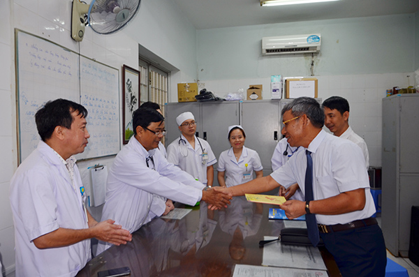Ông Nguyễn Lập, Chủ tịch UBND TP. Vũng Tàu thăm, tặng quà y, bác sĩ Khoa Cấp cứu Bệnh viện Lê Lợi.