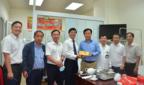 Ông Vũ Hồng Thuấn, Phó Chủ tịch UBND TP. Vũng Tàu (thứ 4 từ trái qua) thăm, tặng quà cán bộ, nhân viên Trung tâm Y tế Vietsovpetro. 
