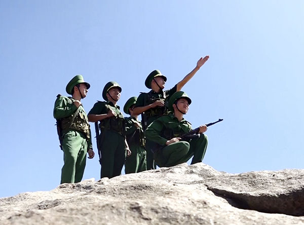 Cán bộ, chiến sĩ Đồn Biên phòng Phước Thuận tuần tra, trực chốt, bảo vệ sự bình yên cho người dân.