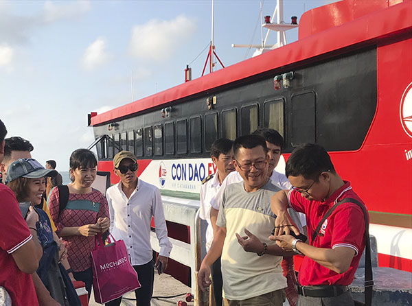 Hành khách làm thủ tục lên tàu Côn Đảo Express 36 đi Côn Đảo