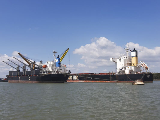 Tàu Myrsini trọng tải 80 ngàn DWT cập Cảng Tổng hợp Hưng Thái vào ngày mùng 1 Tết.