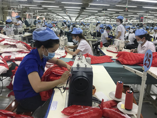 Sản xuất các sản phẩm may mặc tại Công ty TNHH may Việt AN (CCN Hắc Dịch, TX.Phú Mỹ).