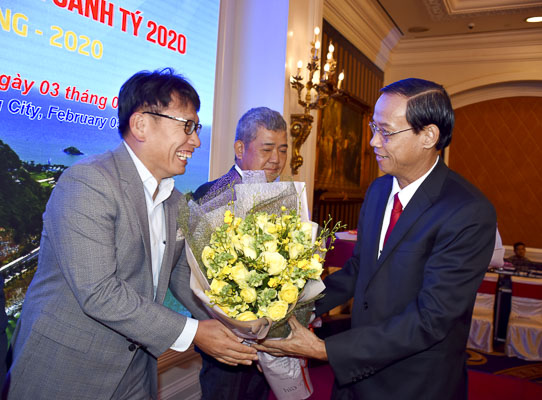 Ông Nguyễn Văn Thọ, Phó Bí thư Tỉnh ủy, Chủ tịch UBND tỉnh tặng hoa các DN, nhà đầu tư tích cực triển khai dự án,  mở rộng sản xuất kinh doanh, đưa vào hoạt động trong năm 2019.