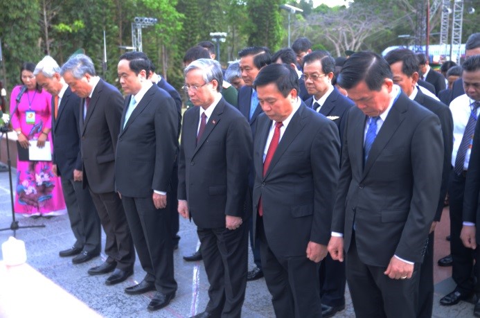 Các đồng chí lãnh đạo Trung ương và tỉnh dành một phút mặc niệm các anh hùng liệt sĩ, đồng bào yêu nước tại  Sân hành lễ Nghĩa trang Hàng Dương.