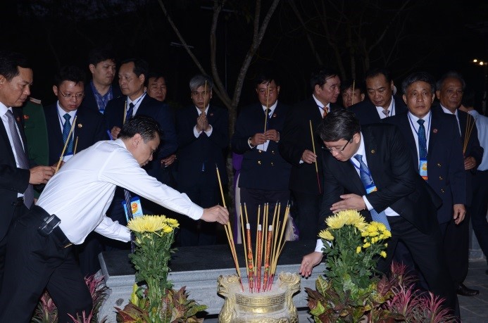 Đại diện các ban, ngành của tỉnh và huyện Côn Đảo dâng hương trước phần mộ cố Tổng bí thư Lê Hồng Phong.