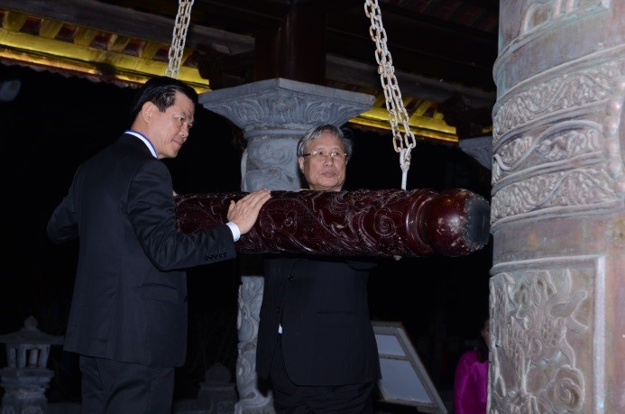 Đồng chí Trần Quốc Vượng và đồng chí Nguyễn Hồng Lĩnh thực hiện nghi thức thỉnh chuông tại Đền thờ Côn Đảo.